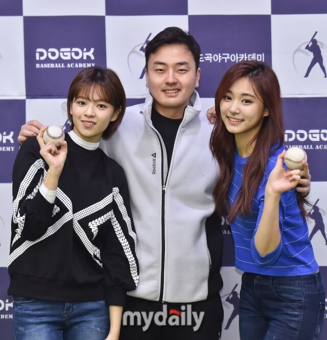 강남도곡 스포츠아카데미에서는 연예인들에게 야구를 가르치기도 한다. 윤정호 감독(왼쪽)에게 야구를 배운 걸그룹 트와이스 멤버들.