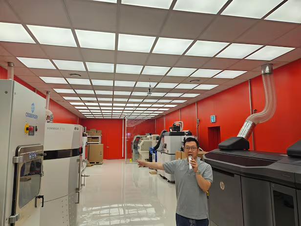 Seong U-seok, co-CEO of Coptic, introduces the 3D printing production facility inside the Brizm Seongsu Foundry store. /Courtesy of Jeong Jae-hwon, Reporter
