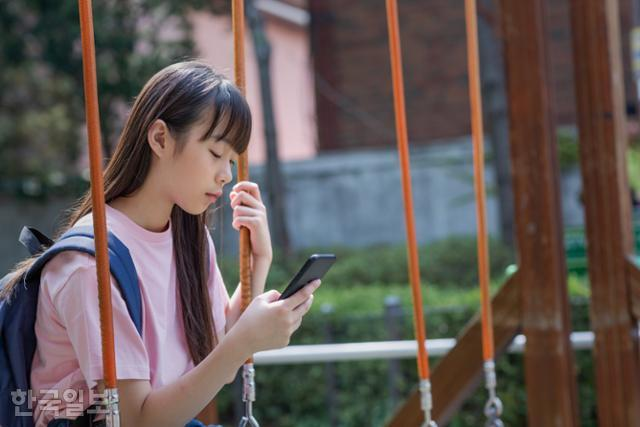 10대들에게 스마트폰은 밤늦게까지 놀 수 있는 놀이터다. 하지만 주변엔 위험한 공간과 사람들이 늘 있다. 사진은 기사와 관련이 없음. 게티이미지뱅크