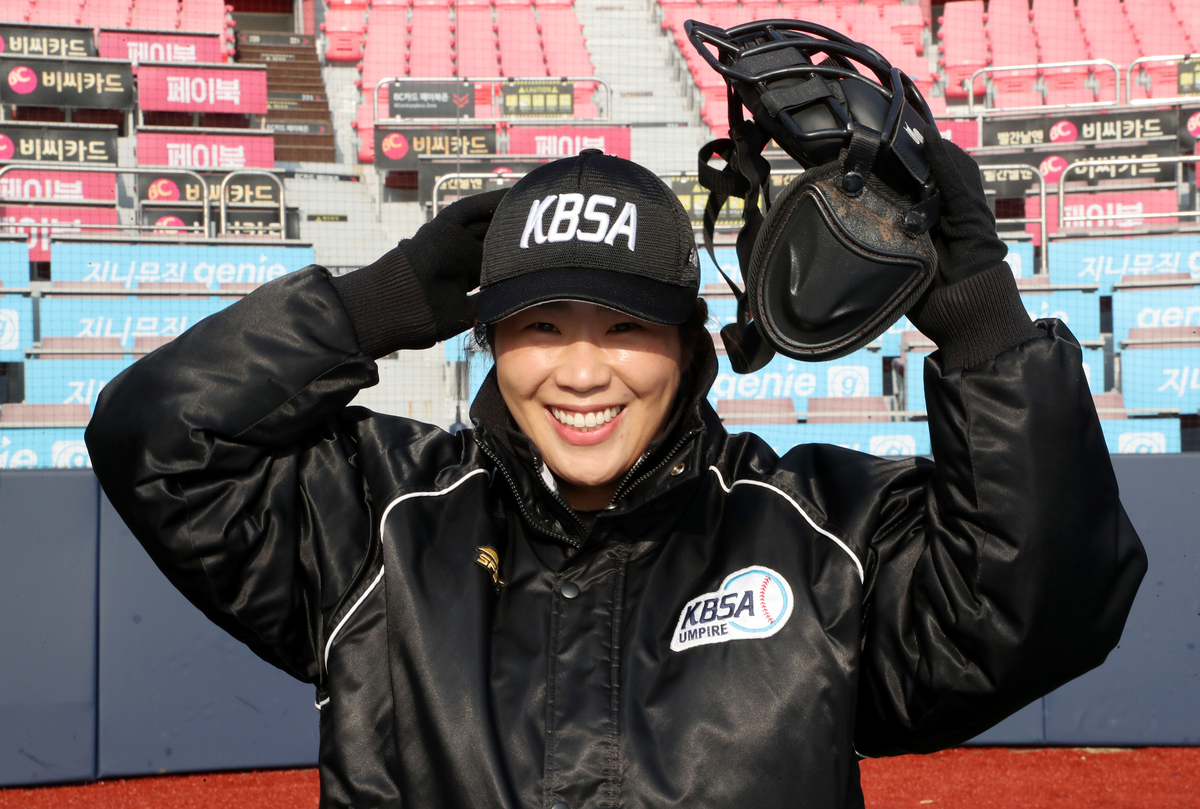 김민서 심판이 2021년 스포츠경향과의 인터뷰에 앞서 장비를 갖추고 포즈를 취하고 있다. 박민규 선임기자