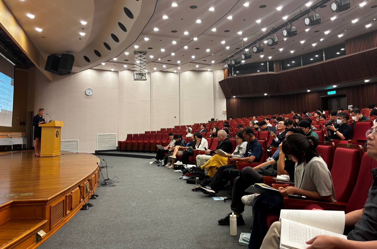 사진 설명: 세계는 지금, 공공재생에너지 국제 심포지엄에 참여한 참가자들이 자리에 앉아서 발표를 듣고 있는 모습입니다.