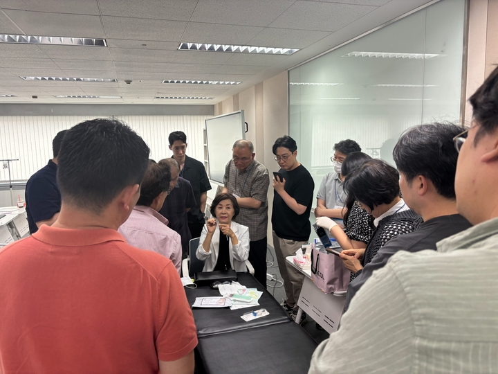 정현수 원장이 이론 강의 후 시연 강의를 진행하고 있다. &lt;KADA 제공&gt;