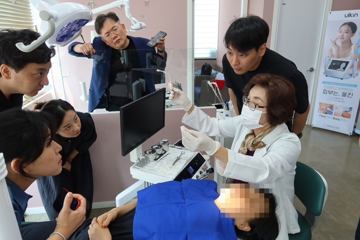 정현수 원장이 전문가 교육 과정 참가자들에게 실리프팅 시연을 보이고 있다. <전수환 기자>