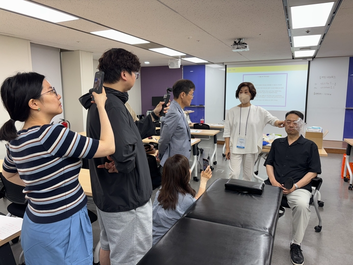 정현수 한국미용치과협회 회장이 진행하는 ‘안면부 미용 시술 기초 세미나’가 개원가의 관심을 받고 있다. <KADA 제공>