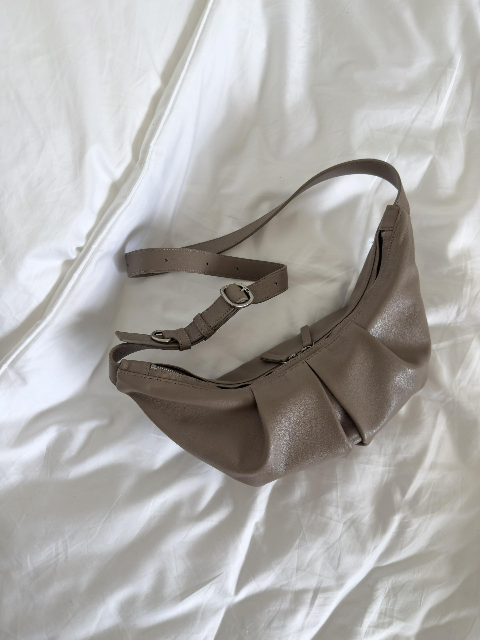 分身斜挎饺子包 / Cent Crossbody Bag