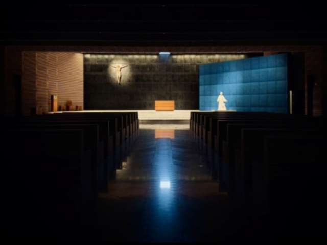 유태근(맨 왼쪽) 작가가 마리오 보타(맨 오른쪽) 건축가에게 한지 작업에 대해 설명하고 있다. 작가 제공