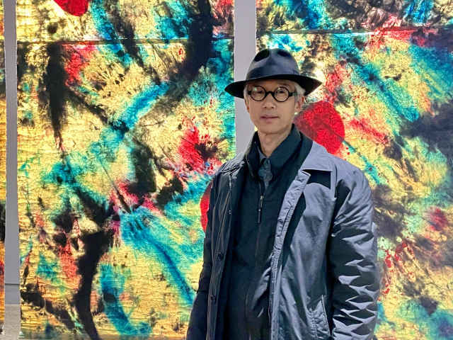 세계적인 건축가 마리오 보타가 설계한 경기 화성 남양성모성지 소성당. 제대 뒤편으로 유태근 작가가 문경 한지로 만든 대형 벽화가 채워져있다. 작가 제공