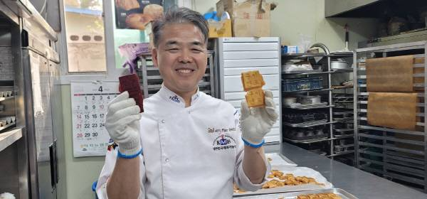 최권수 우리밀 발전협의체 회장이 갓 구운 우리밀로 만든빵을 선보이고 있다.