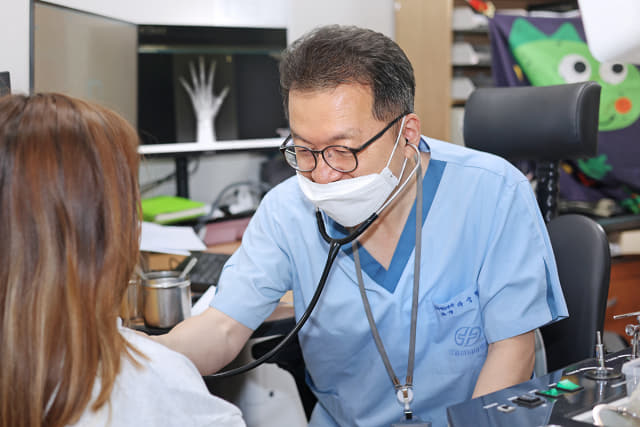 마상혁 창원파티마병원 소아청소년과 과장이 성장 진료를 하고 있다./창원파티마병원/