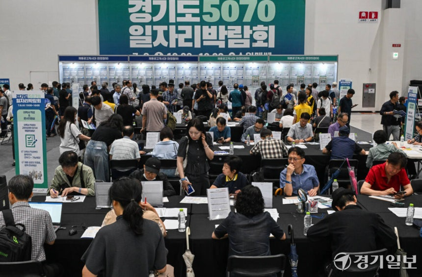 8일 오전 수원특례시 권선구 수원메쎄에서 열린 '경기도 5070 일자리 박람회'에서 구직자들이 이력서 작성 등 구직활동을 벌이고 있다.