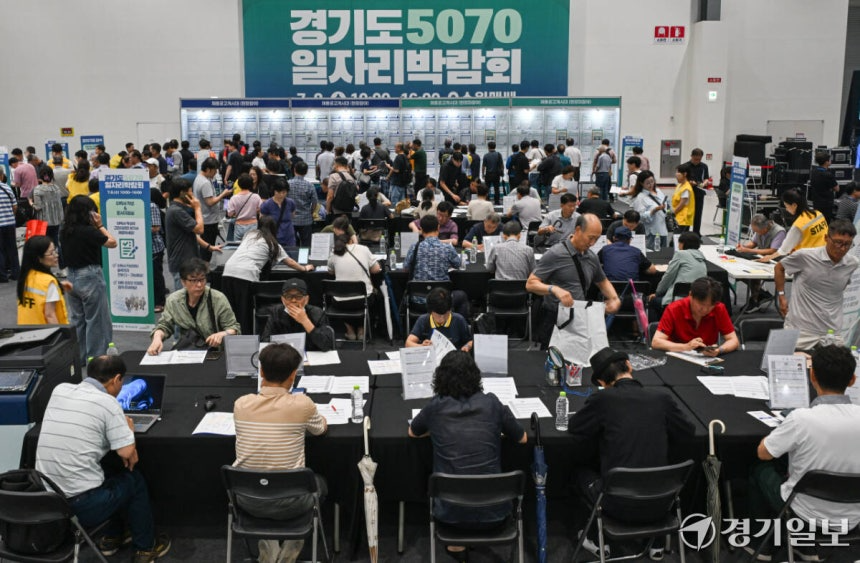 8일 오전 수원특례시 권선구 수원메쎄에서 열린 '경기도 5070 일자리 박람회'에서 구직자들이 이력서 작성 등 구직활동을 벌이고 있다.