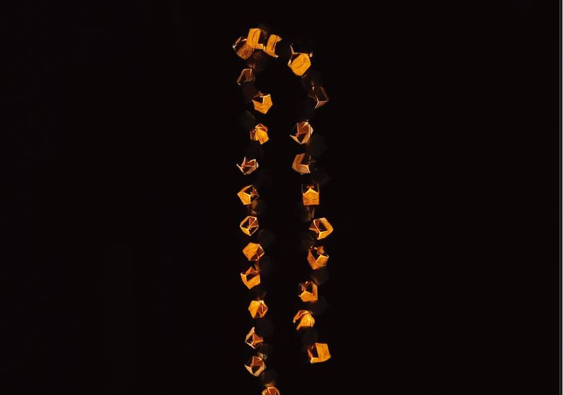 마을 주민들을 생각에 잠기게 한 기비안 작가의 <나의 허파 꽈리> 작품. 폐포를 소리와 빛으로 표현했다.