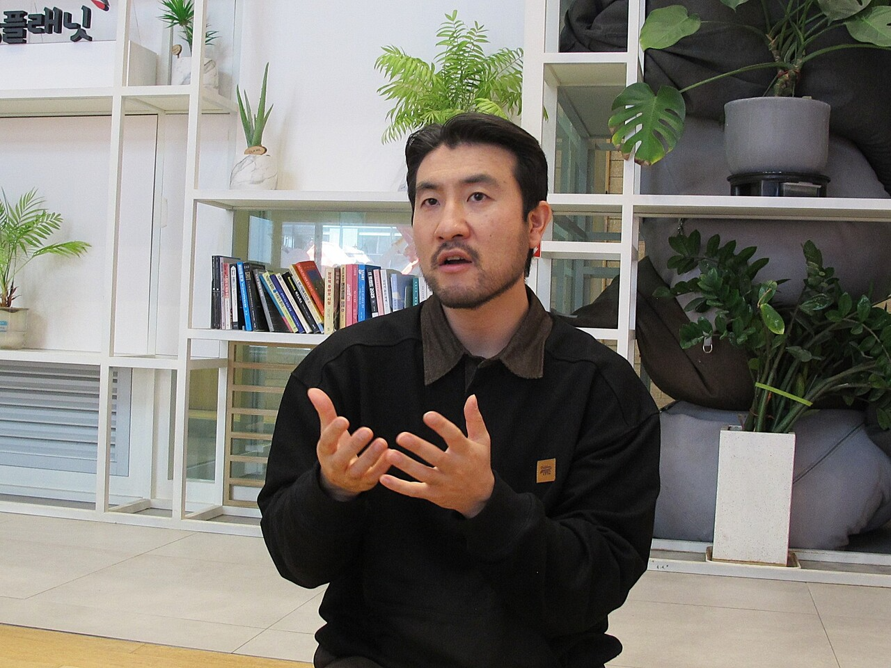  비커넥트랩 정홍래 대표는 자신들의 모든 활동이 ‘현장 연구’에서 출발한다고 설명했다. /사진=최소원 기자