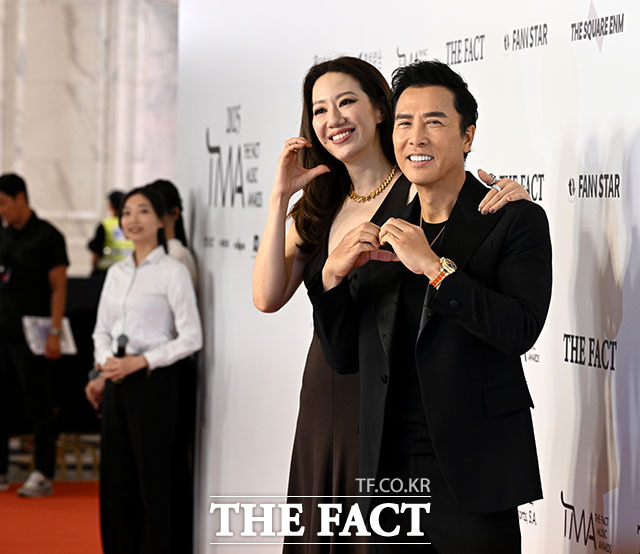 <더팩트>가 주최하고 팬앤스타와 더스퀘어이엔엠이 주관하는 2025 더팩트 뮤직 어워즈(THE FACT MUSIC AWARDS, TMA)가 20일 오후 마카오 아웃도어 퍼포먼스 베뉴에서 열린 가운데 세계적인 액션배우 겸 감독 견자단(오른쪽)과 아내 씨실리아 웡(Cecilia wang)이 레드카펫을 밟고 있다. /배정한 기자