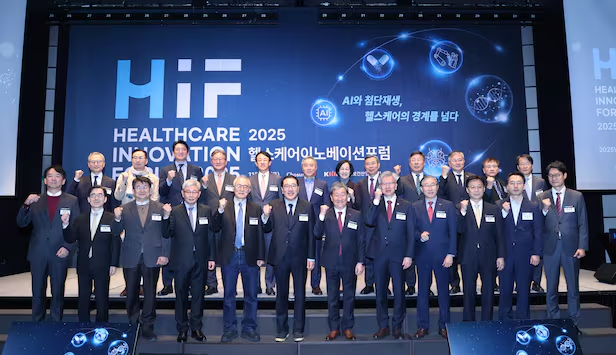 6일 ‘헬스케어이노베이션포럼(HIF 2025)′ 개회식에 김영수 조선비즈 대표, 차순도 한국보건산업진흥원장, 차광렬 차병원·차바이오그룹 글로벌종합연구소장, 한남식 케임브리지대학교 밀너연구소 인공지능연구소장 등 각계 전문가와 리더들이 참석했다. /조선비즈