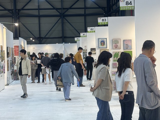 2025 서울아트페어 전시장 내부