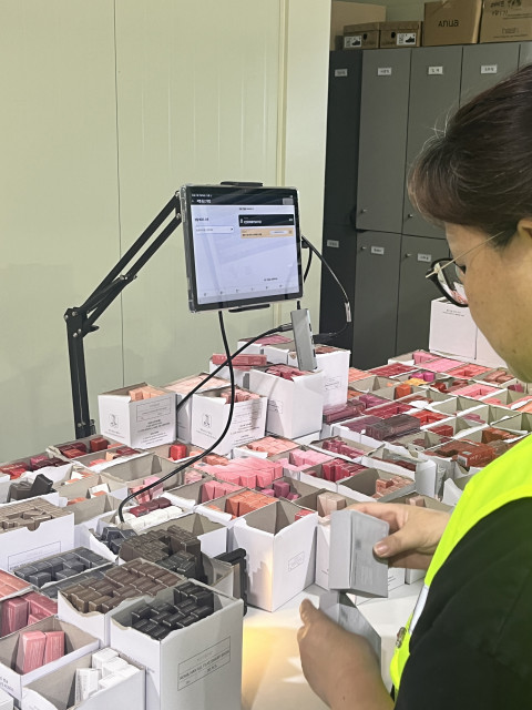 ‘오출고 제로’ 시스템으로 종류가 다양한 화장품 제품을 정확하게 피킹하고 있는 비브로 물류센터 작업장