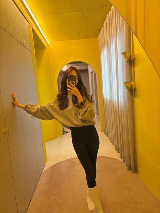 A person taking a selfie in a mirrorAI-generated content may be incorrect.