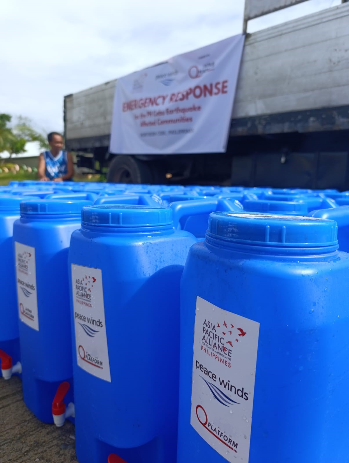 支援物資（水とタンク）.jpeg