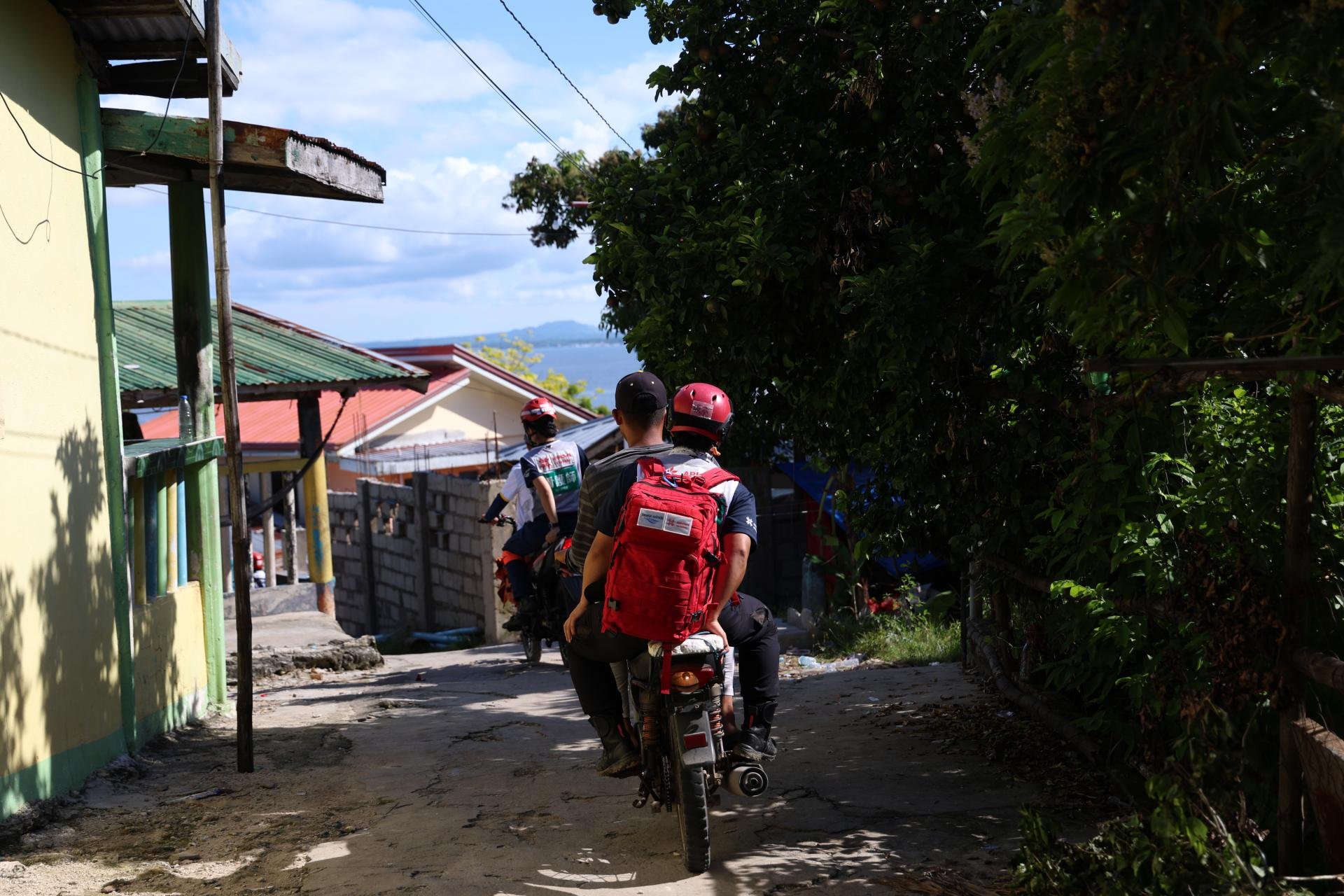 섬 안에서는 오토바이를 타고 이동했습니다.