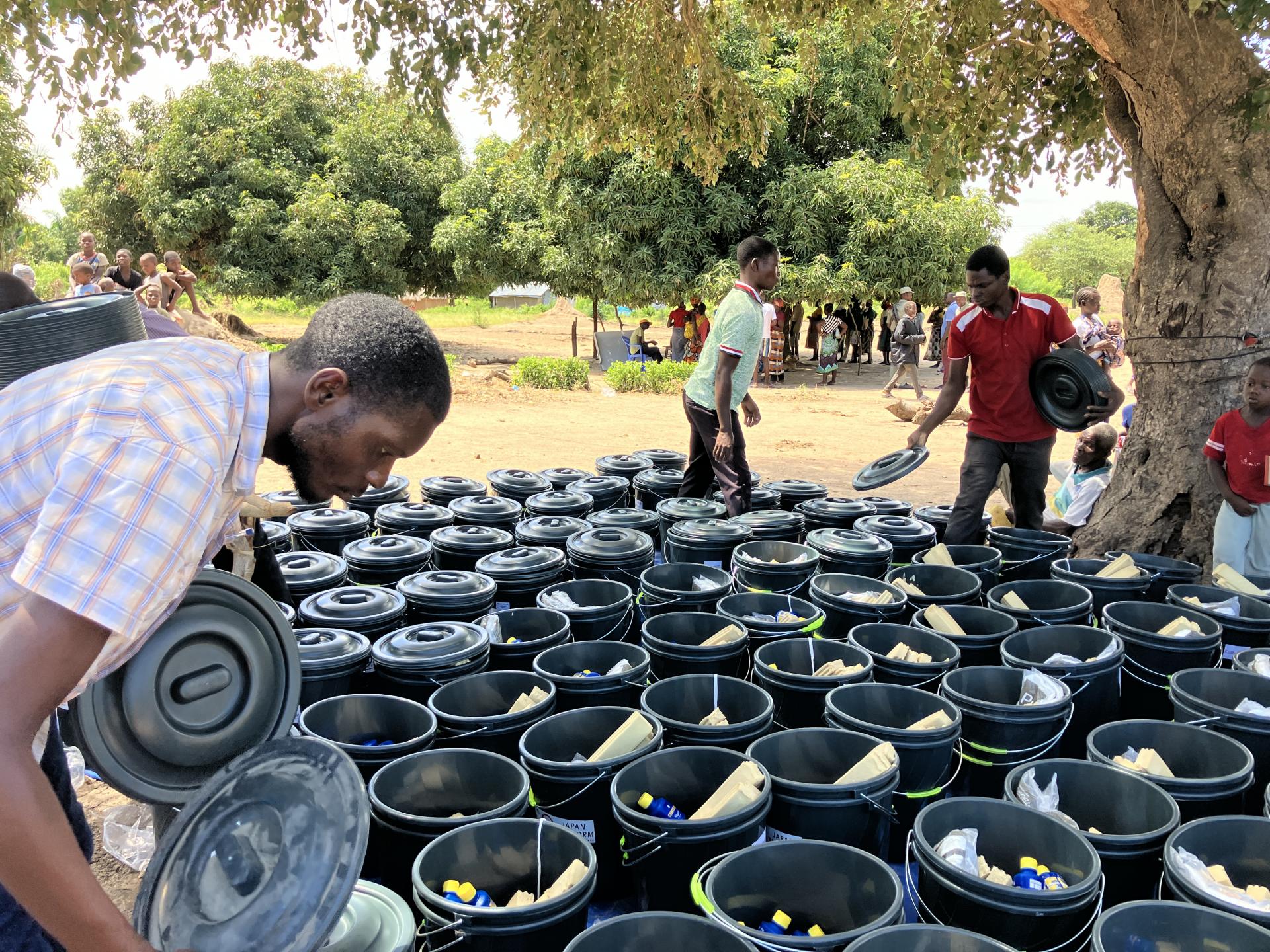 자원봉사자의 도움으로 지원 물품을 한 가구씩 준비합니다.