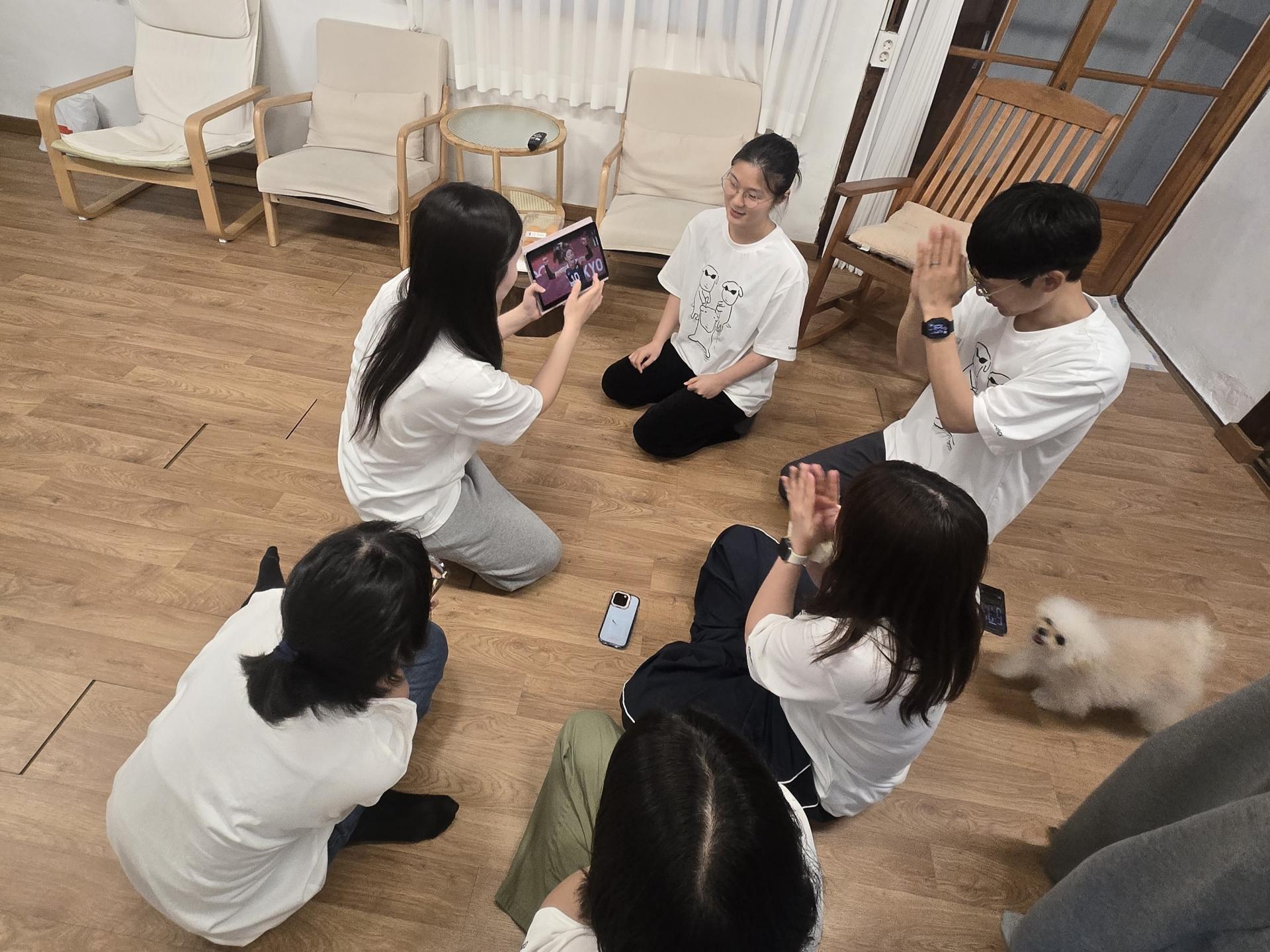 인물 사진 맞히기 도전! 정답을 향한 간절한 기도(?)