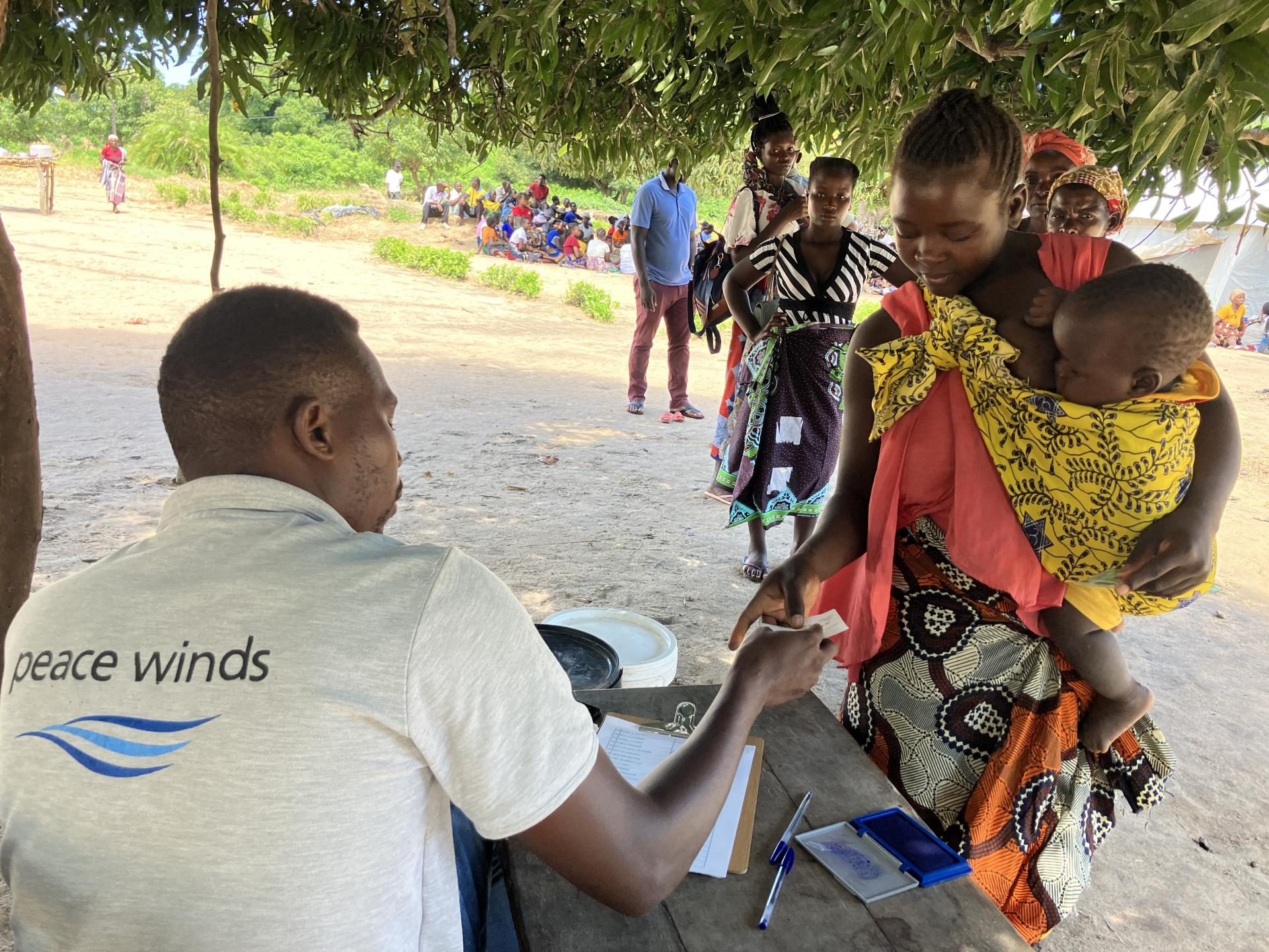 줄을 서서 명단 확인 후 물품을 수령합니다. 피해 주민 여러분의 협조로 원활하게 배부가 진행됐습니다.