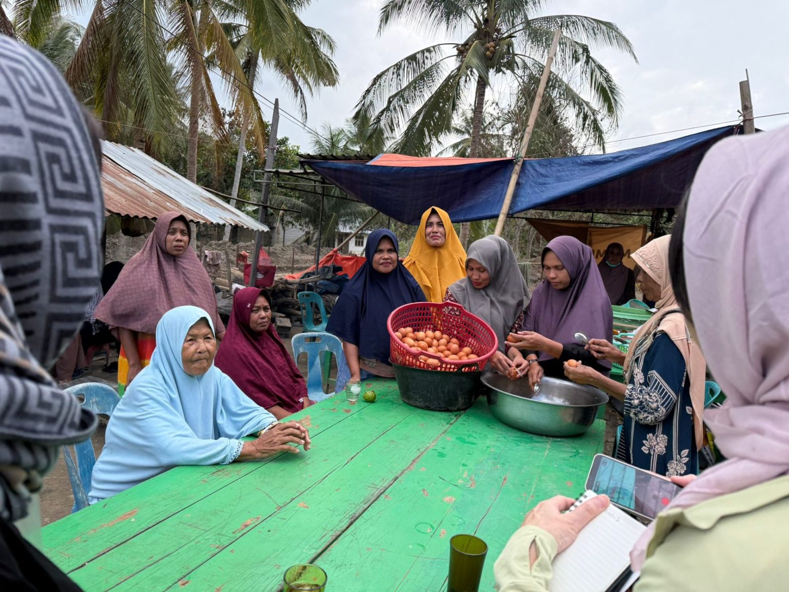 여성 자원봉사자들이 급식을 준비하는 모습