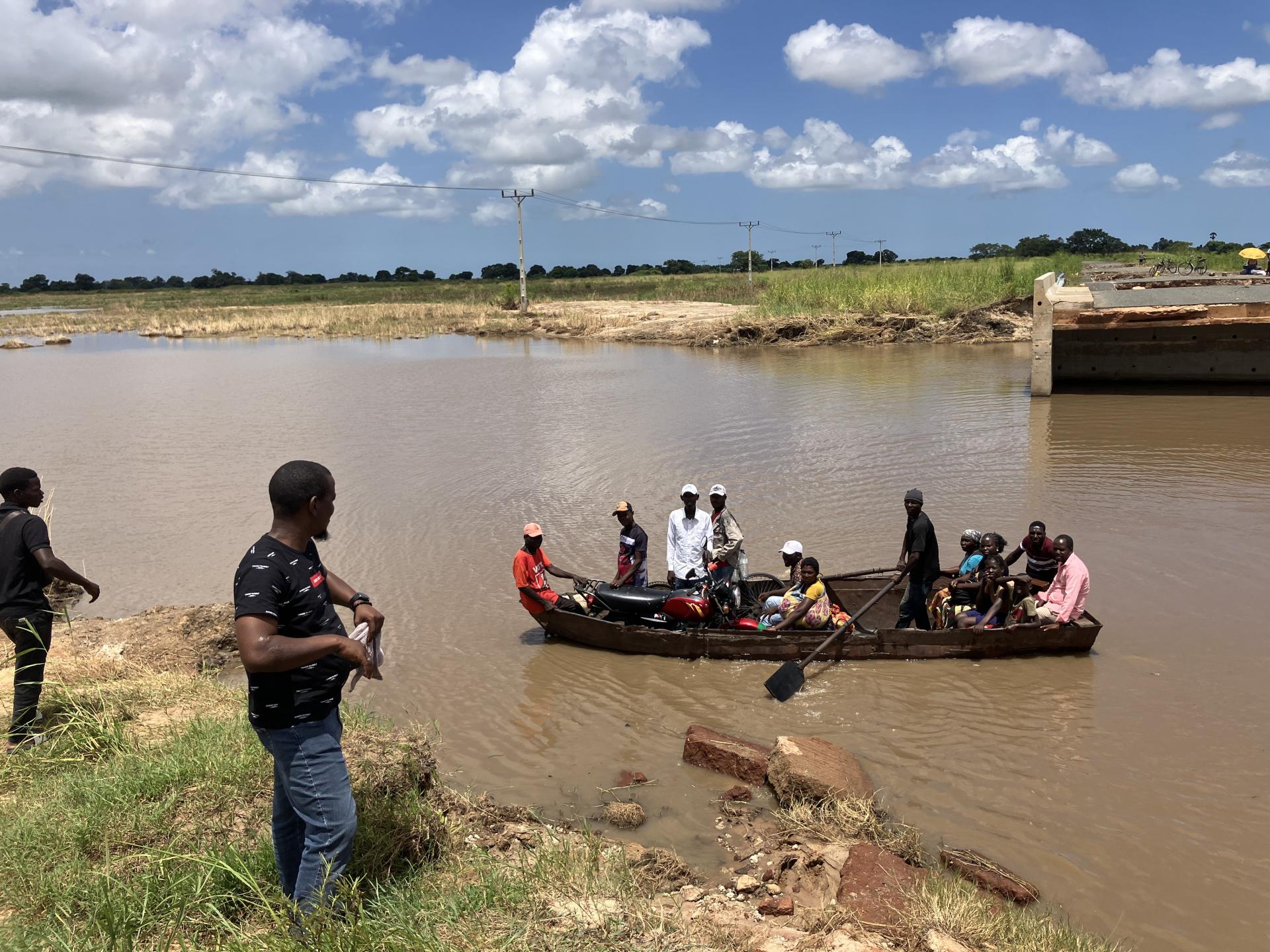 모잠비크 홍수로 도로가 끊겨 보트로 이동하는 사람들