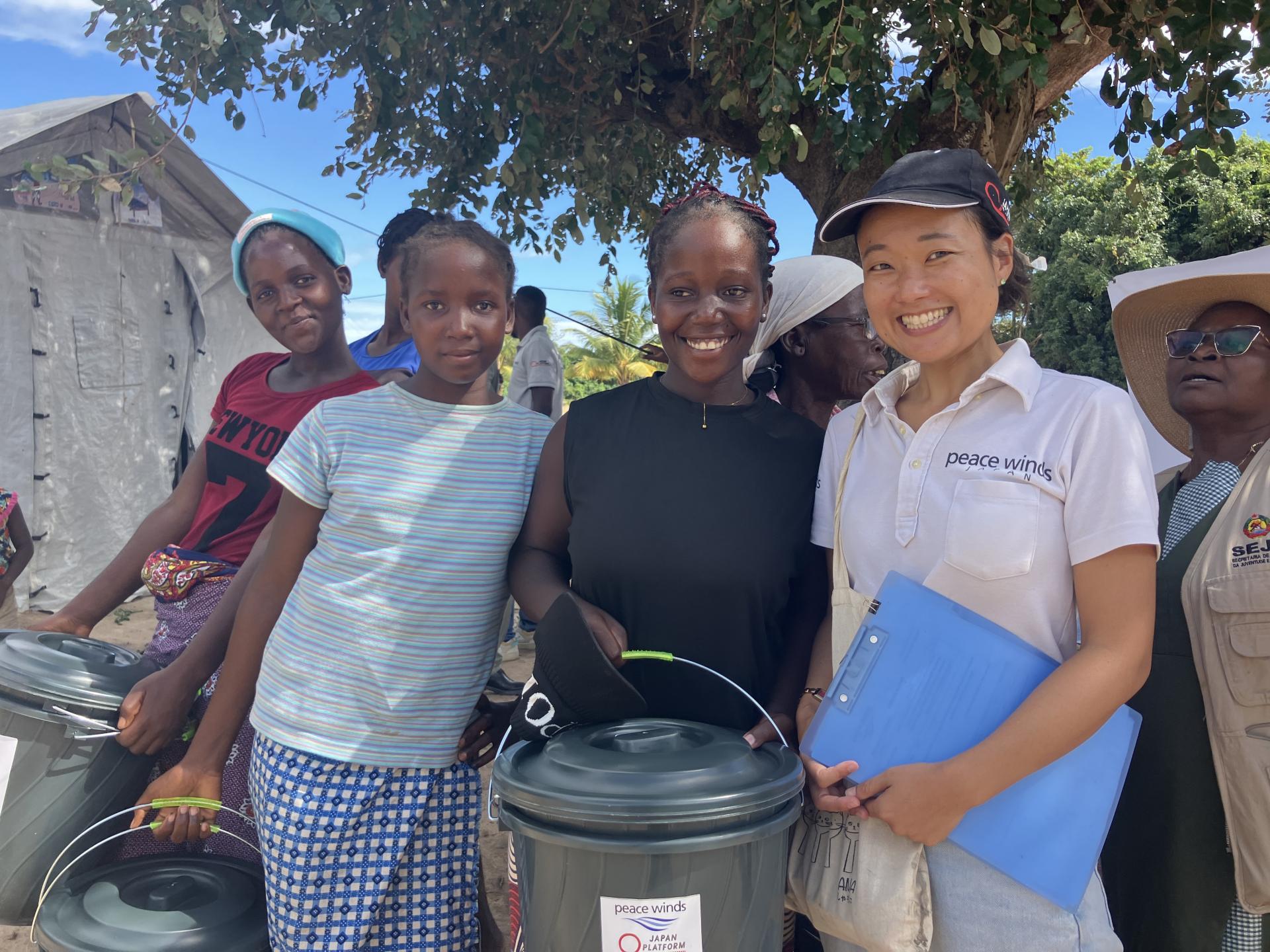 지원 물품을 전달받은 분들과 함께