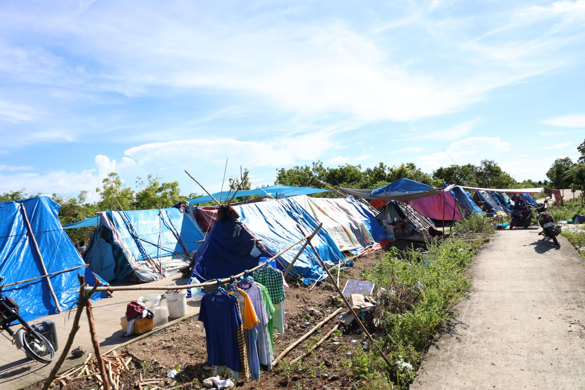 진빗길 섬 내에는 6개의 대피 구역이 마련되어, 이재민들이 텐트에서 생활하고 있다.