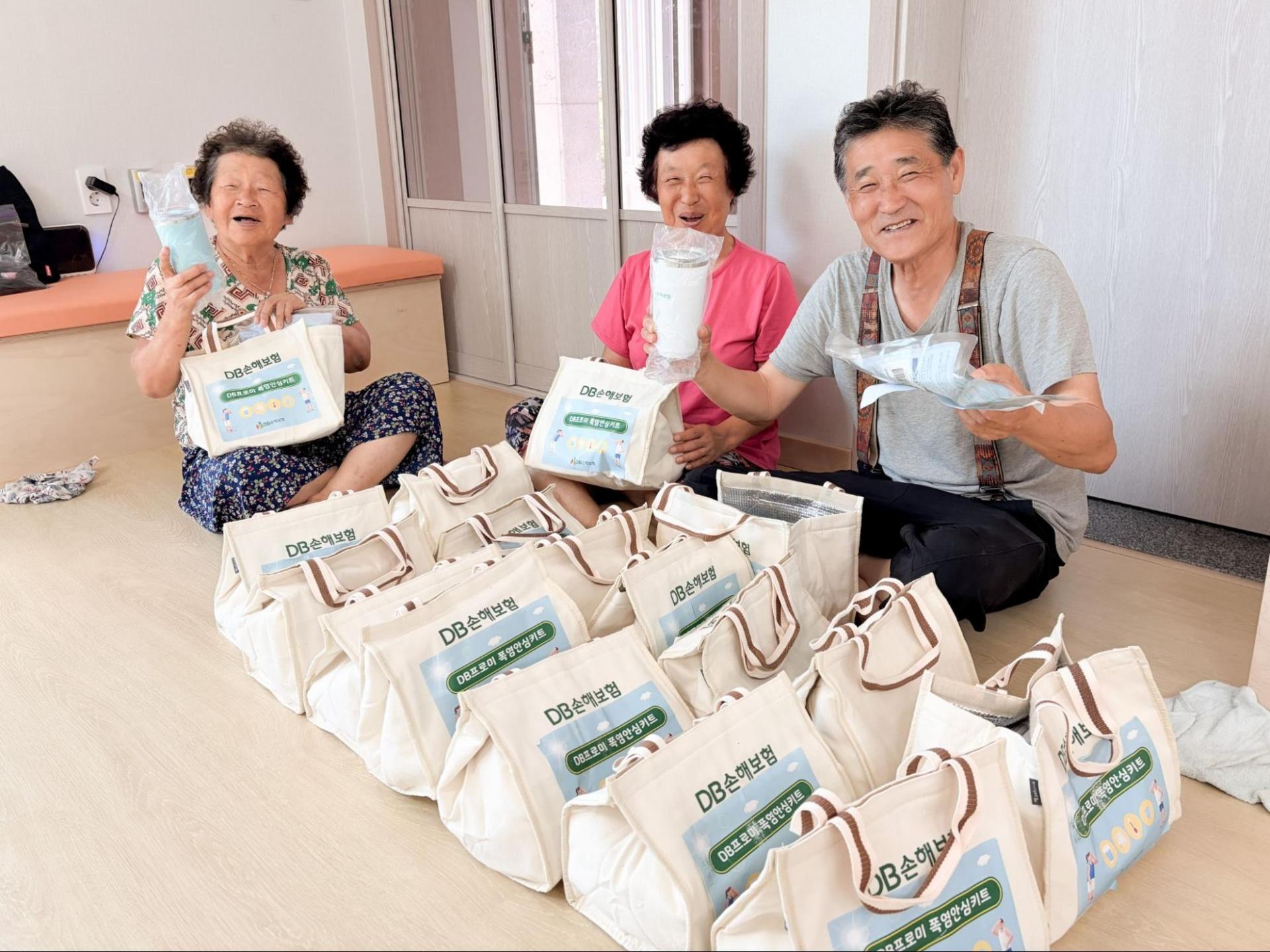 경북 안동시 팽목마을 주민들이 폭염안심키트를 들고 있다