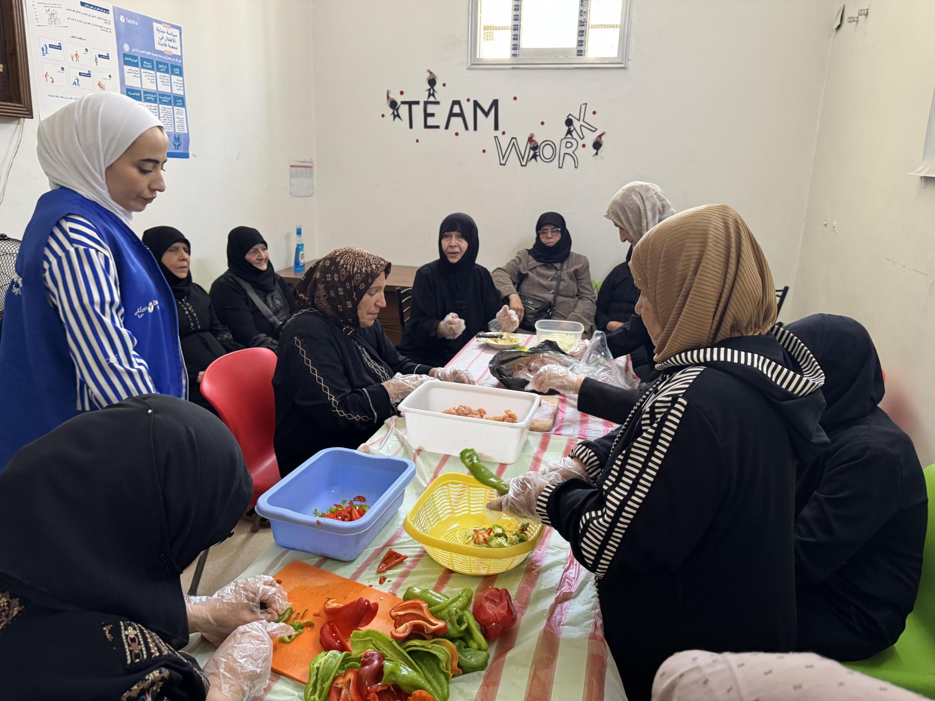 写真3_ワークショップで料理をする女性高齢者たち.jpg