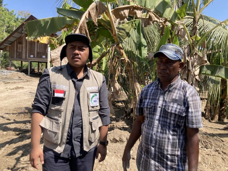 마을 리더 마르완 씨(오른쪽)의 이야기를 듣는 협력단체 직원 이맘 씨(왼쪽)