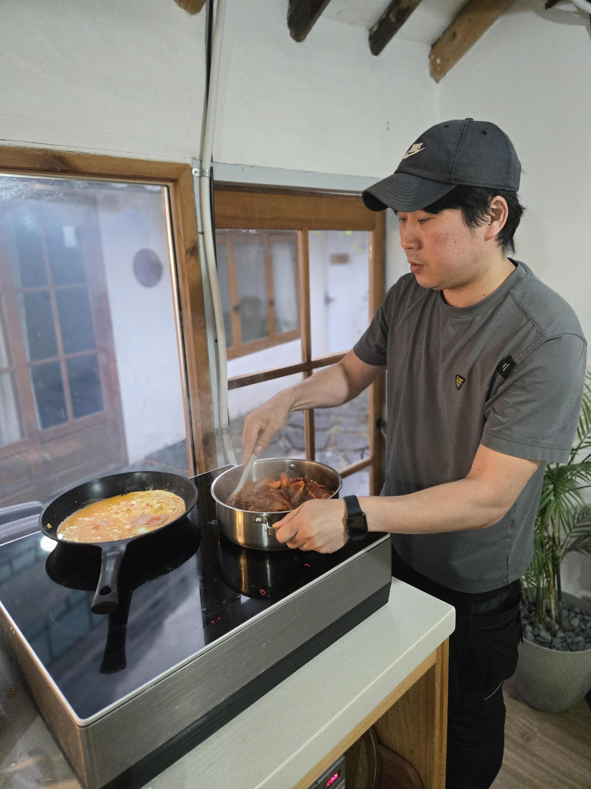 사무국장은 조용히 저녁 식사를 준비하고 있었습니다