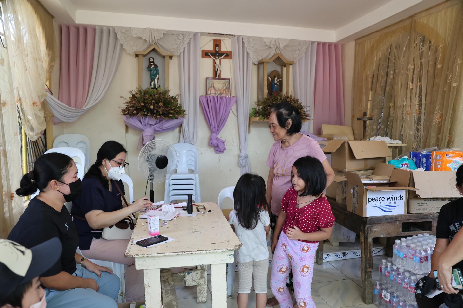 礼拝堂での診察の様子(12日撮影).JPG
