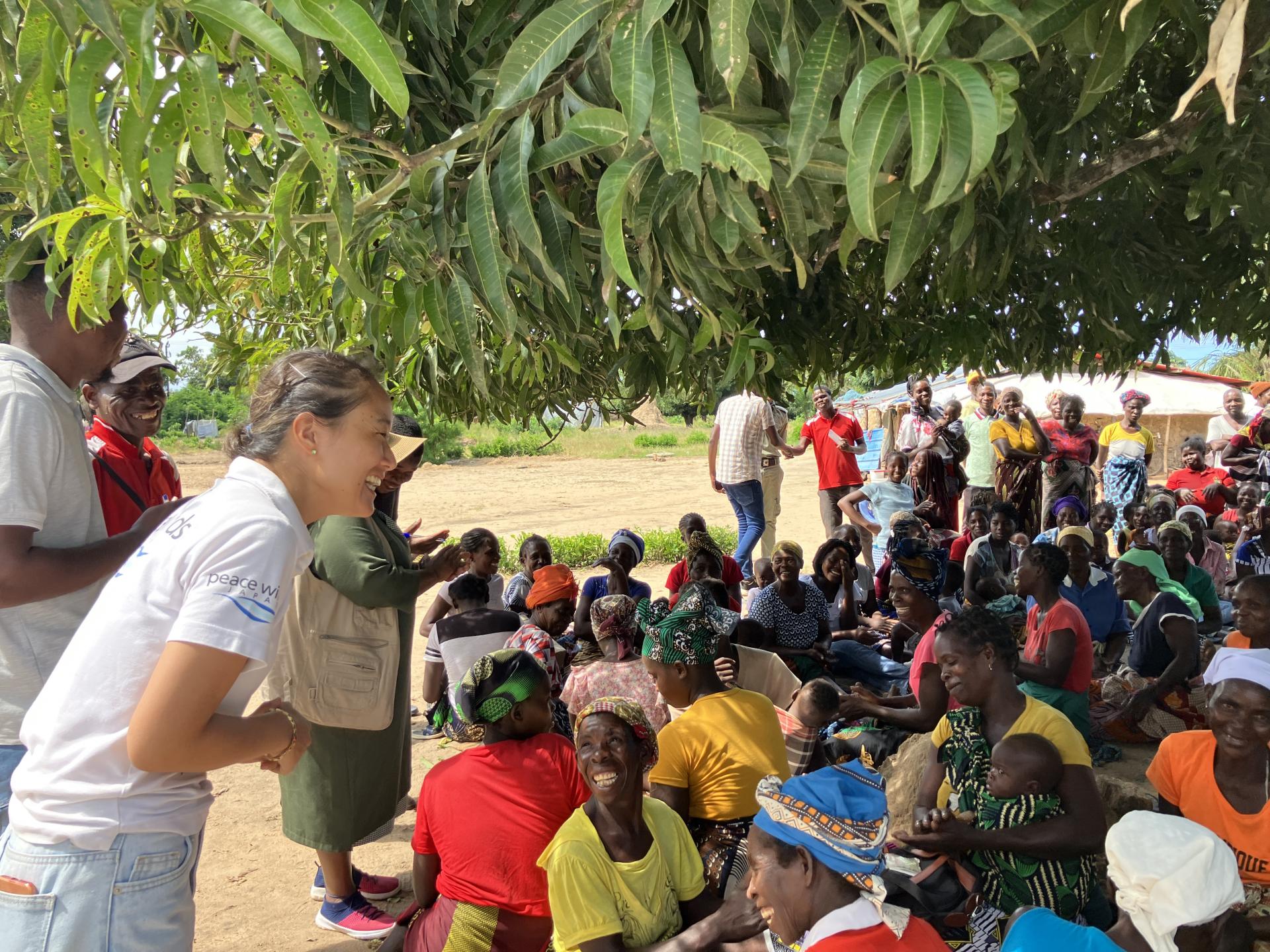 배부 시작 전 인사에 나선 피스윈즈 스태프