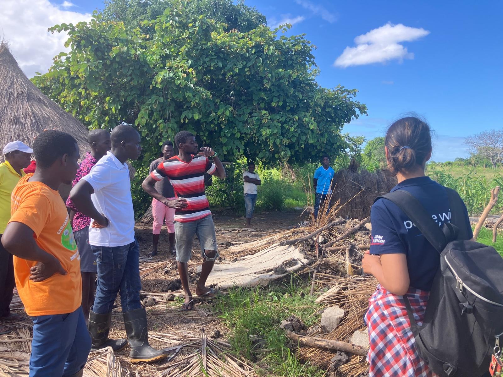 무탄바냐 마을의 피해 상황을 설명하는 주민