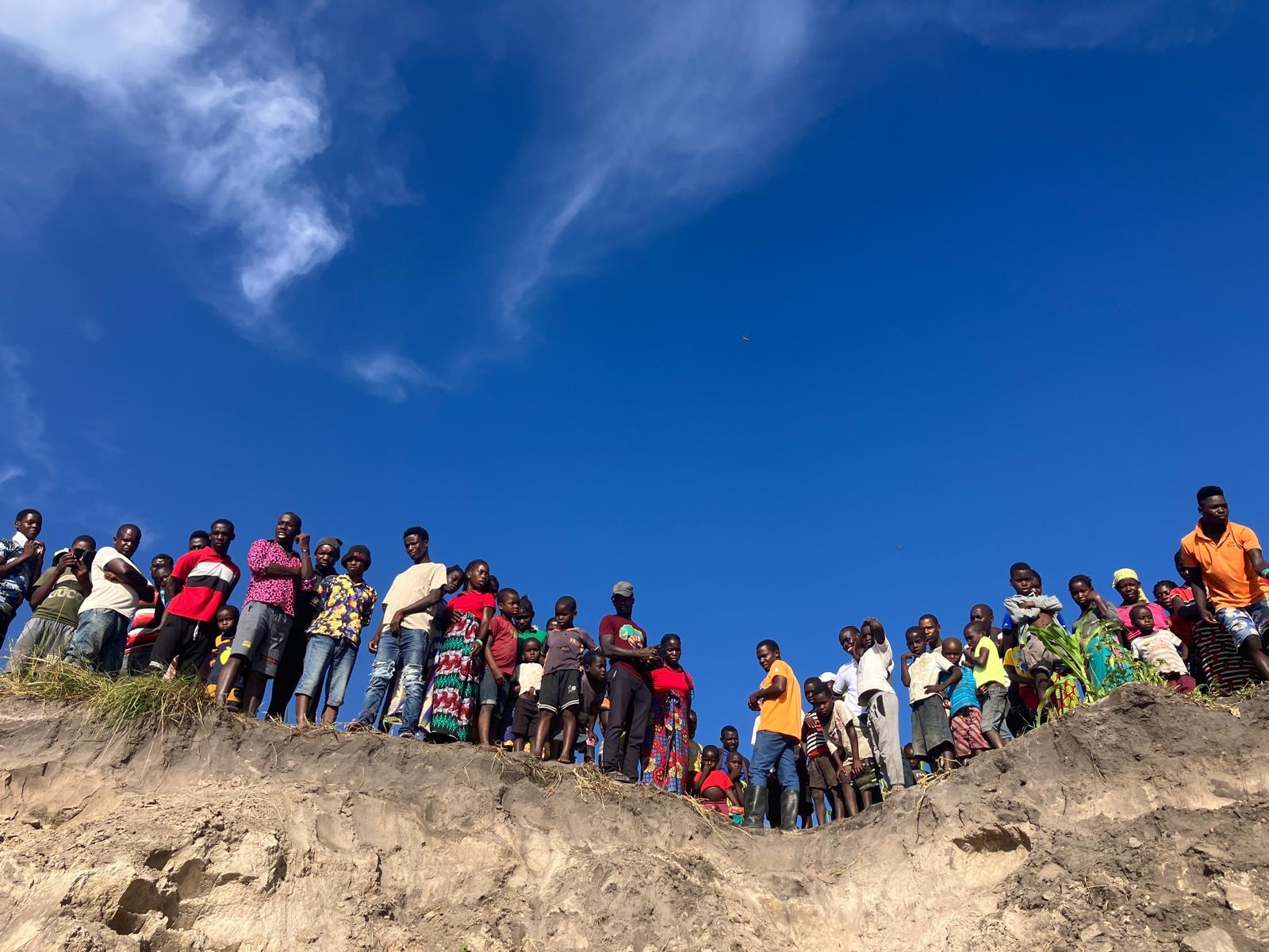 배가 보이지 않을 때까지 배웅해 준 마을 주민들