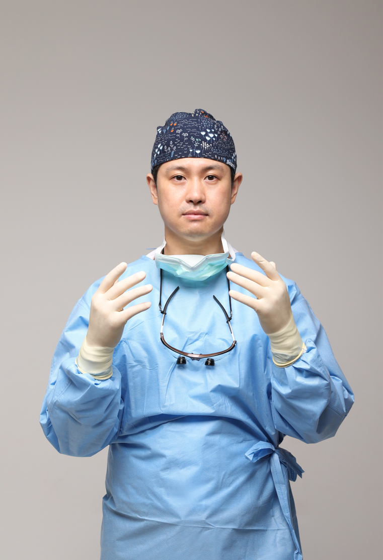 투석혈관 치료법 - 전문의가 수술복을 입고 있는 모습