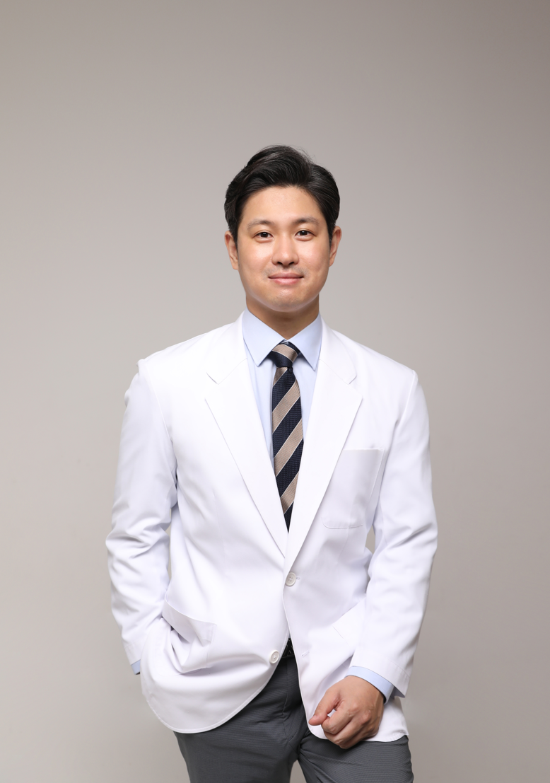 투석혈관 관리법 - 의료진이 정장을 입고 있는 모습