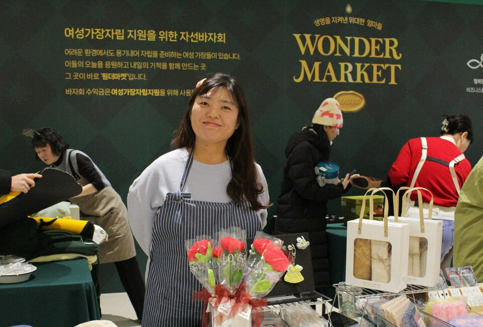 5일 서울 강서구 원그로브에서 열린 국제구호개발 비정부기구(NGO) 희망친구 기아대책이 주최한 ‘제6회 원더마켓’ 행사에 셀러로 참여한 홍혜경씨 ⓒ희망친구 기아대책 제공