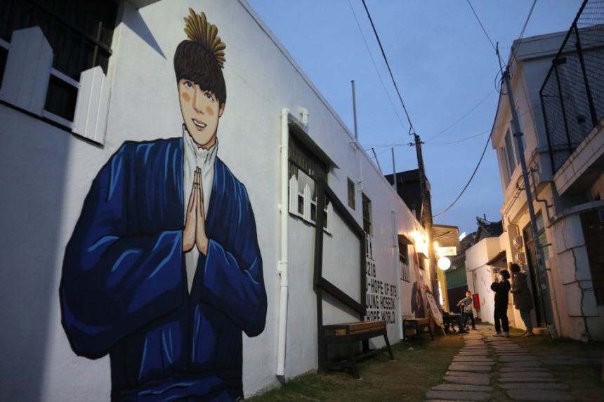 양림동 펭귄마을에 있는 BTS 제이홉 벽화. <제공 = 광주시 남구청>