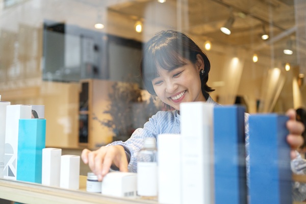 woman-getting-display-window-japanese-hairdressers-ready.jpg