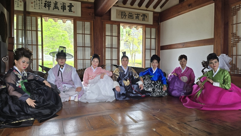 ▲ 우아연 충북국제모델협회 임원들이 지난 22일 운보의 집 내부에서 화보 촬영 후 기념사진을 찍었다. / 우아연 충북국제모델협회