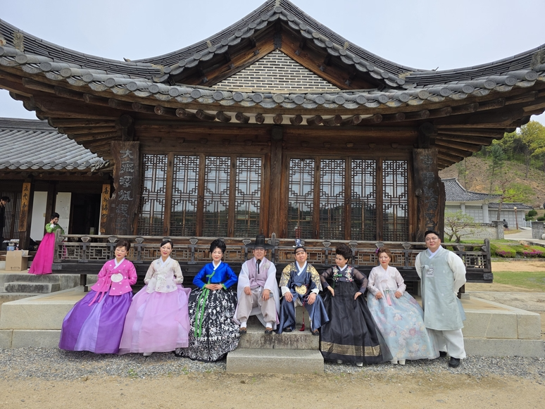▲ 우아연 충북국제모델협회 임원들이 지난 22일 운보의 집에서 화보 촬영 후 찍은 기념사진. / 우아연 충북국제모델협회