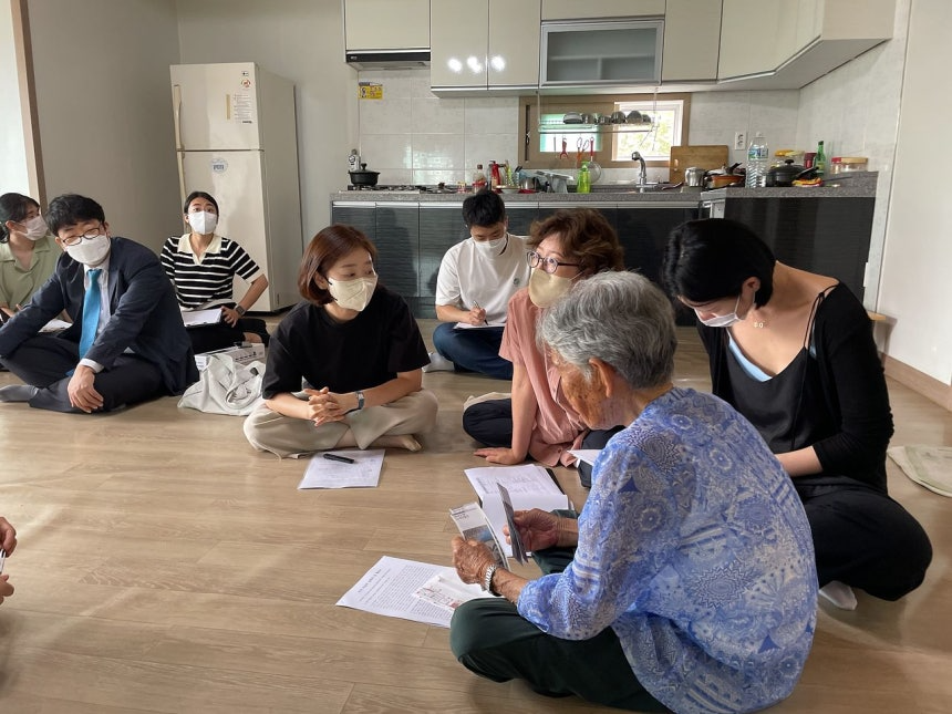 전남대병원 한국백세인연구단 연구팀이 장수 어르신들에 대한 방문 조사를 하고 있다. 사진 전남대병원