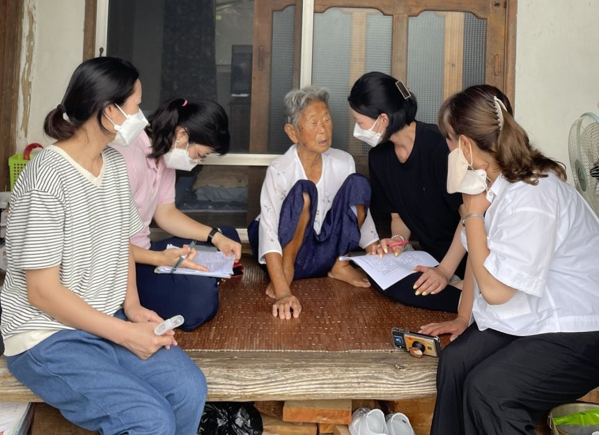 전남대병원 한국백세인연구단 연구팀이 장수 어르신들에 대한 방문 조사를 하고 있다. 사진 전남대병원