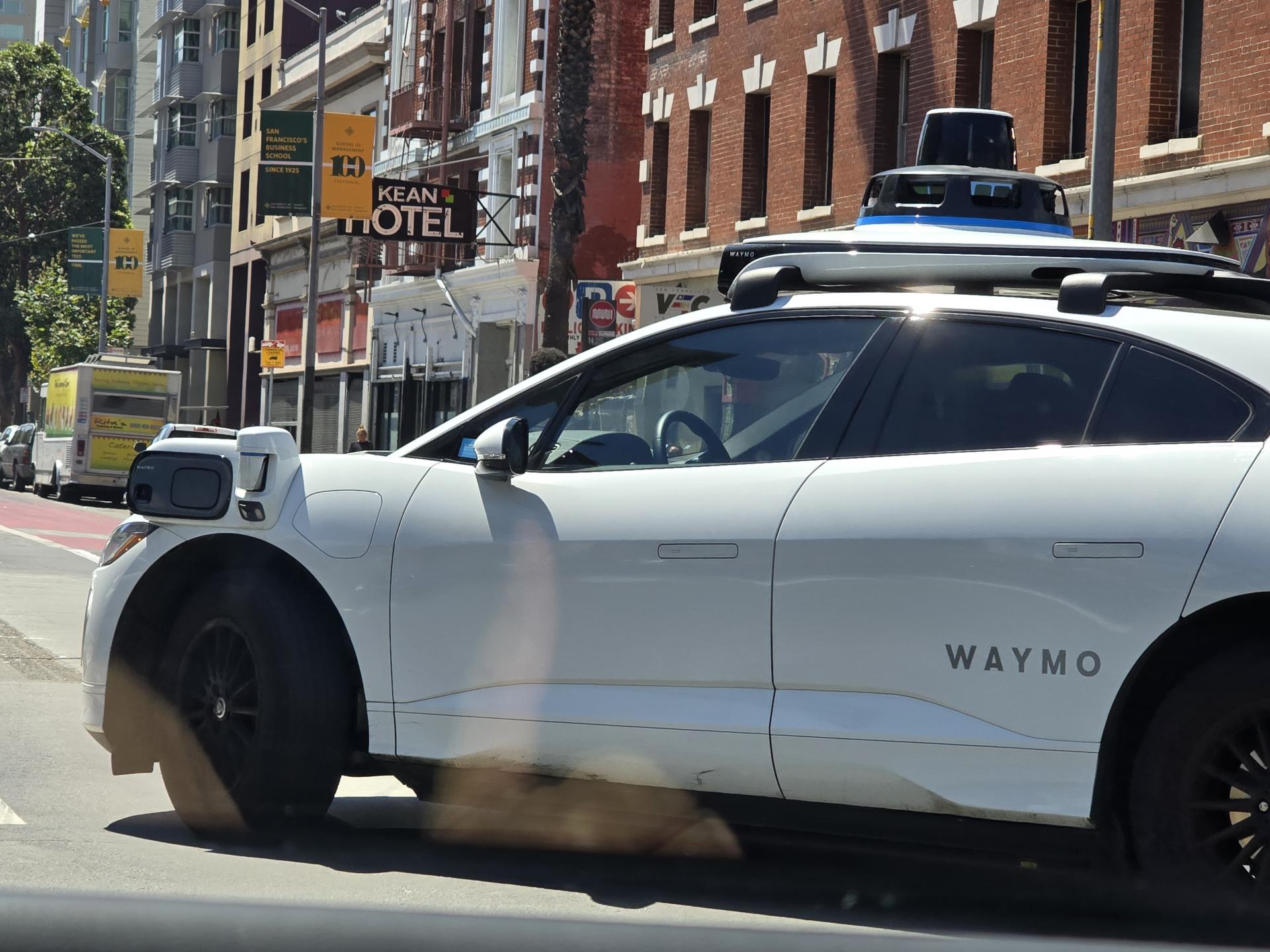 AI를 무기로 한 테슬라와 웨이모, 무인택시 정면 승부 : AI Magazine Korea Tech