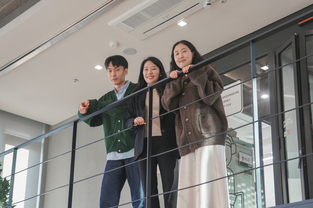 청년들의 임팩트 커리어 진입을 돕는 자기이해 기반 커리어 설계 프로그램을 운영해 온 매치워크 팀을 만났다. 왼쪽부터 ▲정준민 컨설턴트 ▲권수연 대표 ▲박정주 프로젝트 매니저. /사진=조태현 작가